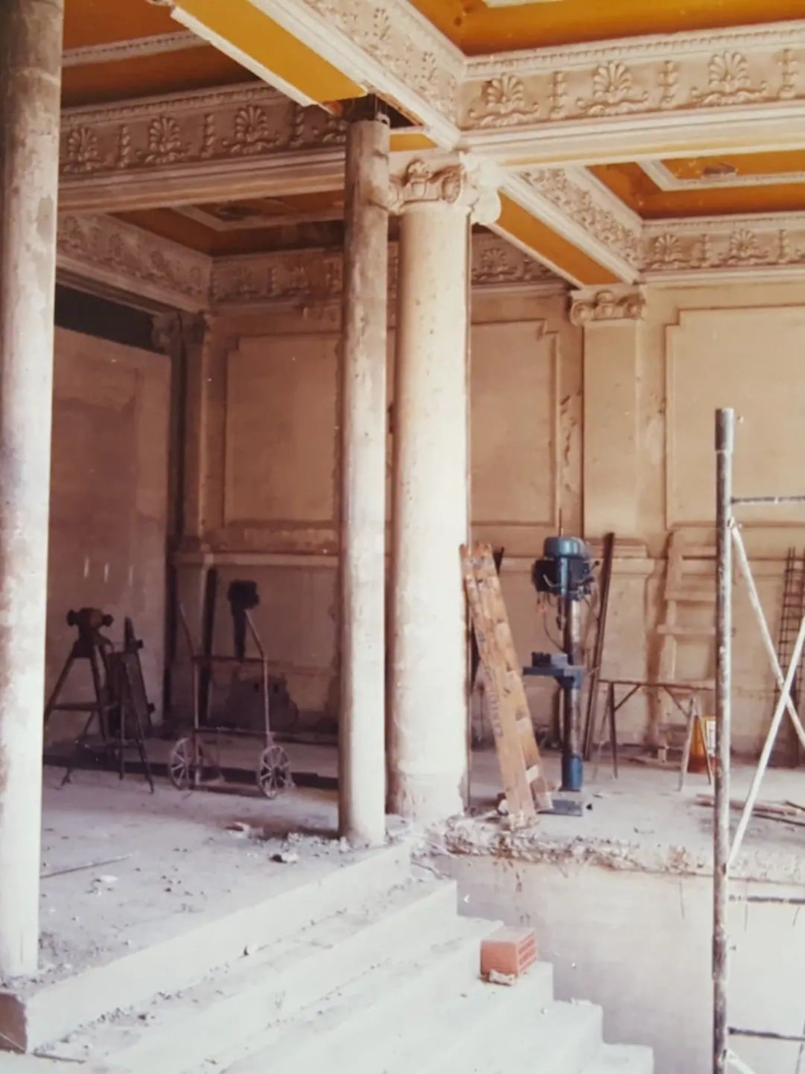 Todavía en obra, antes de abrir.