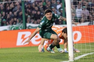 Contrera marca el gol de Sarmiento.