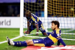 Desazón del equipo de Arruabarrena tras la derrota de local. Reuters.