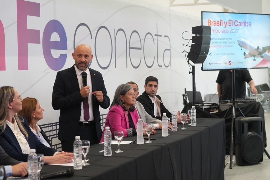 Puccini anunció las nuevas conexiones internacionales y destacó el potencial de los aeropuertos santafesinos para el turismo y la producción.