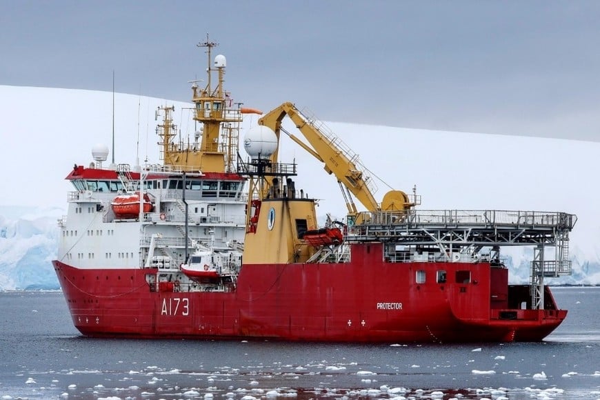 El HMS Protector fue remolcado hasta Devonport después de sufrir una doble falla de motor.