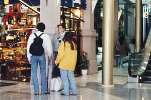 42 locales tuvo el shopping. Imagen editada con IA. Gentileza: Karina Moya - Roberto Geller