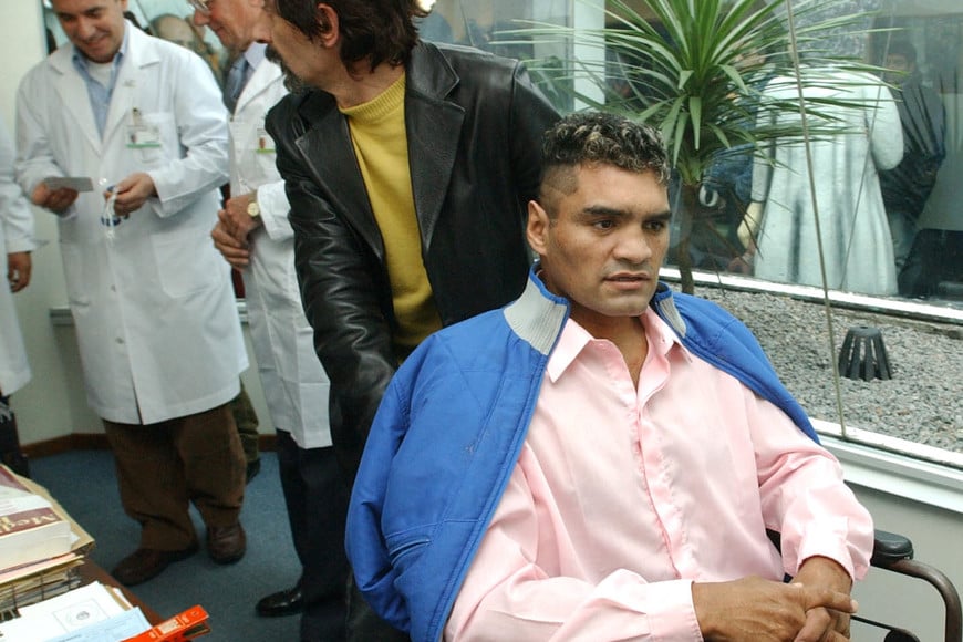tlam, buenos aires, 16_07_05 locomotora castro fue dado de alta, hoy, en el hospital argerich. foto: enrique csar cabrera_tlam_dd jorge locomotora castro boxeo boxeadores internacion alta medica buenos aires boxeo boxeadores