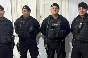 Efectivos policiales de Santa Fe le salvaron la vida a una beba de un mes tras realizarle maniobras de RCP de urgencia camino al Hospital Central de la zona.