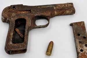 Los efectivos constataron que el estudiante tenía en su mochila un arma calibre 32.