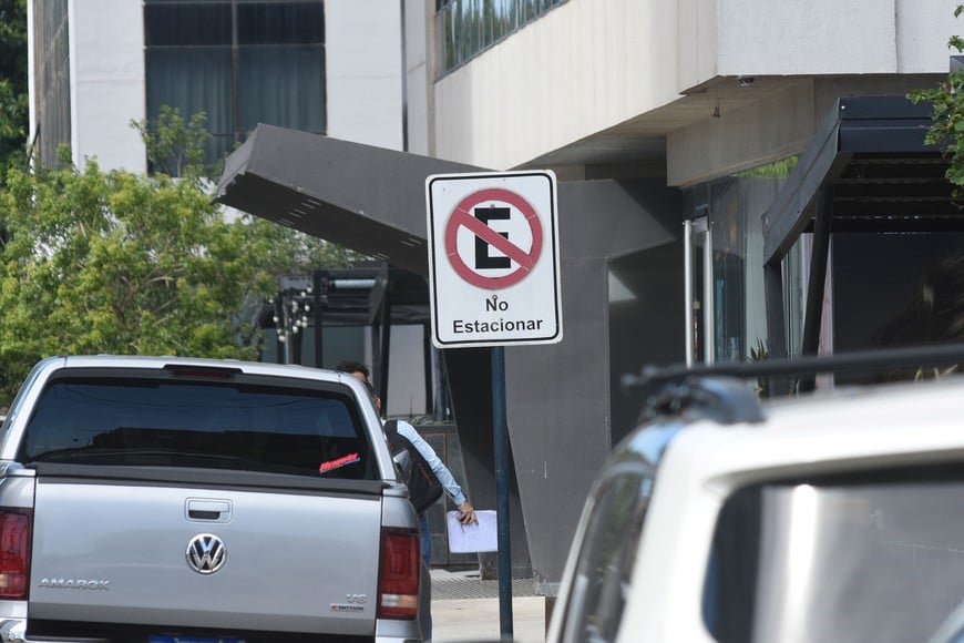 Dos coches estacionados frente a un cartel que dice: “No estacionar”. Guillermo Di Salvatore