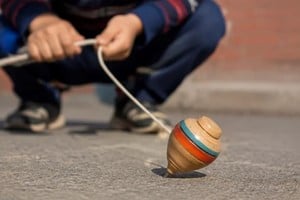 "Su diseño distaba de ser original. (...) Para decorarlo y disimular formas tan vulgares, el fabricante había apelado a llamativos colores extraídos de un arco iris".