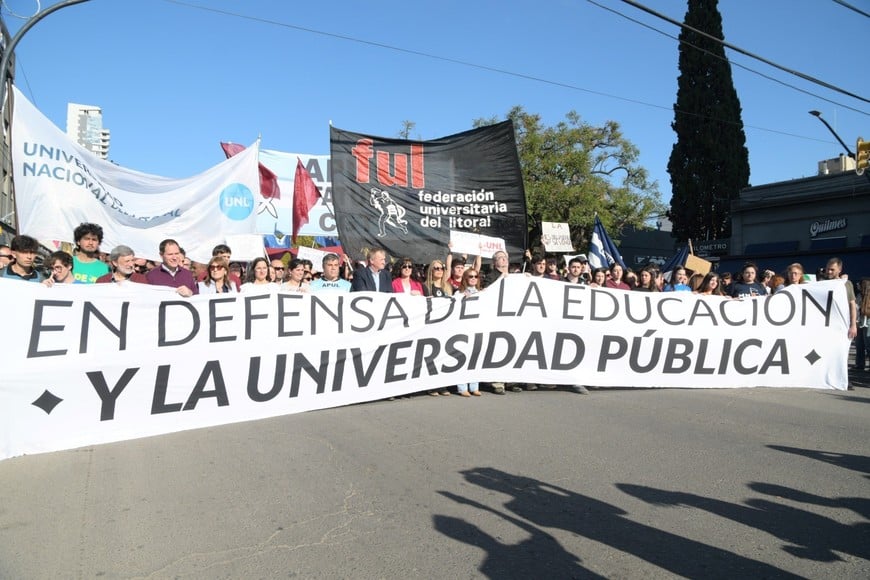 La columna marchó desde el EL Molino hasta el Rectorado, donde se realizó el acto. Foto: Manuel Fabatía