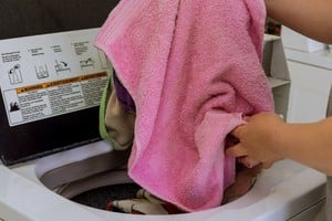 Las toallas pueden salir limpias del lavarropas y, sin embargo, sentirse ásperas cuando llega el momento de usarlas