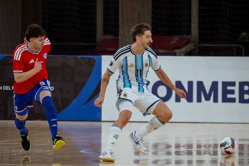 Geraghty de Argentina intenta jugar ante al marca del rival.