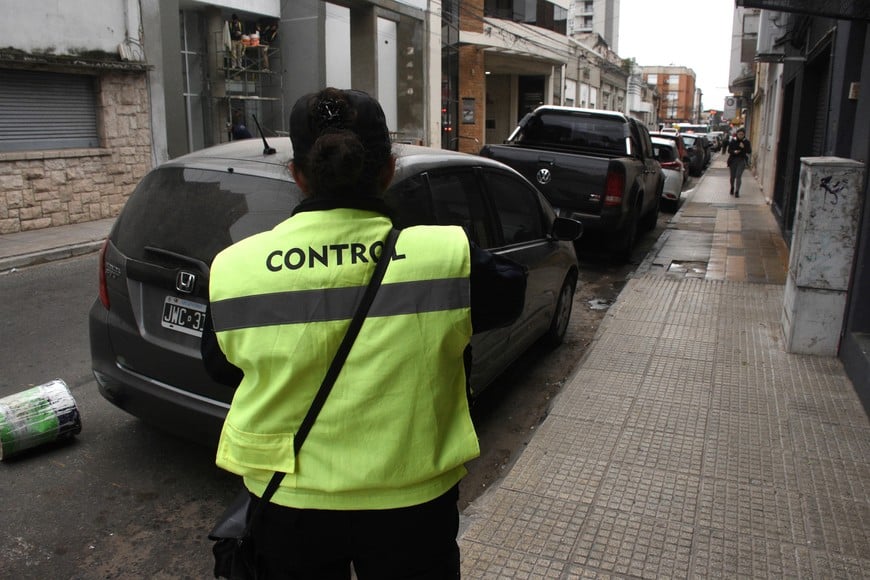 Un inspector municipal supervisa el estacionamiento en el macrocentro. Guillermo Di Salvatore