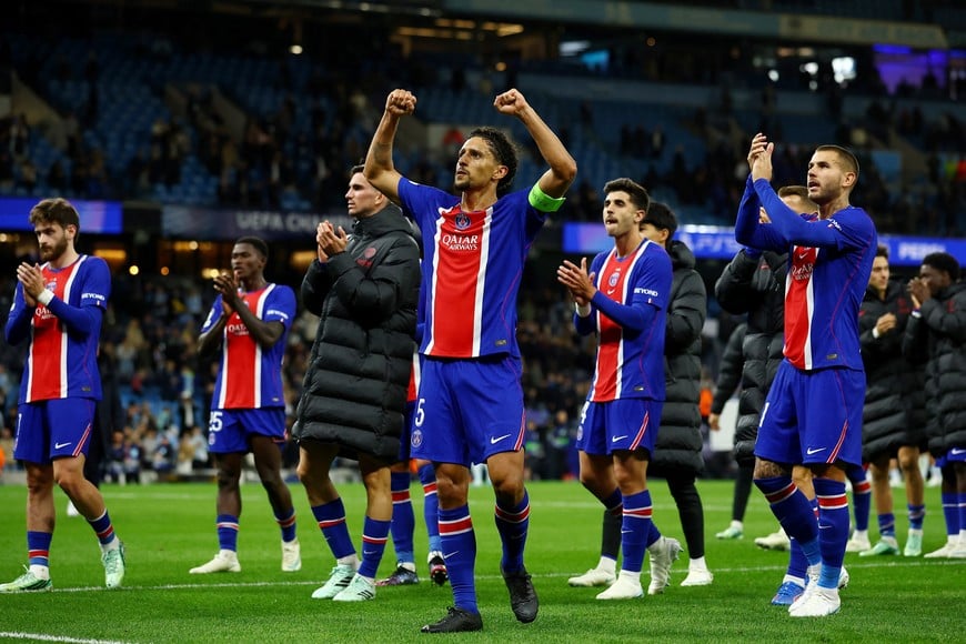 Soccer Football - UEFA Champions League - Manchester City v Paris St Germain - Etihad Stadium, Manchester, Britain - October 14, 2026
Paris St Germain's Marquinhos with teammates celebrate after the match REUTERS/Phil Noble