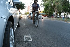 Estacionar en una dársena medida sin pagar es una infracción muy frecuente. Manuel Fabatía