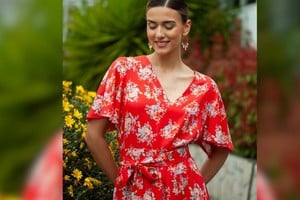 El vestido cruzado es un clásico de la moda que combina comodidad y versatilidad.