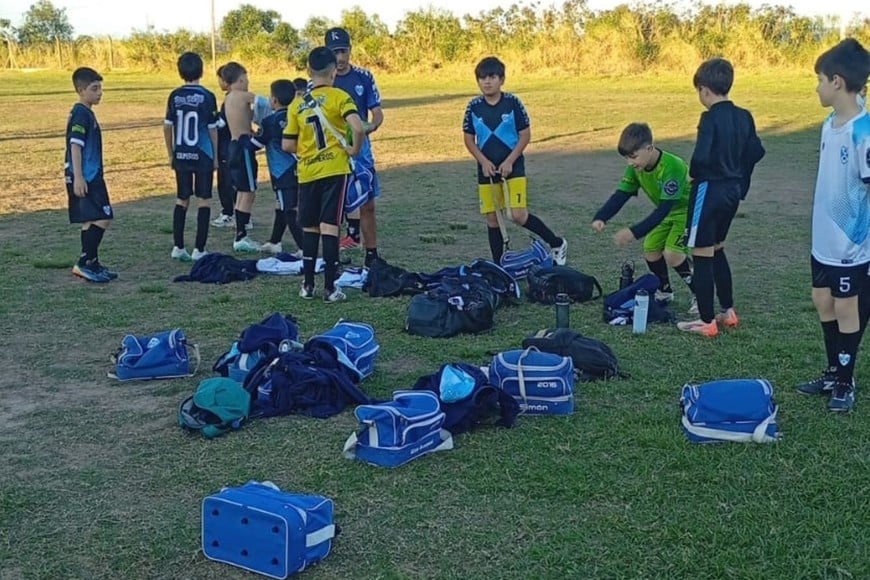 Alegría dentro y fuera de la cancha: los chicos disfrutaron a pleno en el debut de una nueva edición del tradicional torneo El Lagunerito.