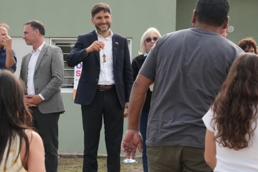 Pullaro entregó 39 viviendas en San Jorge y Sastre, con una inversión provincial que superó los $2.477 millones.