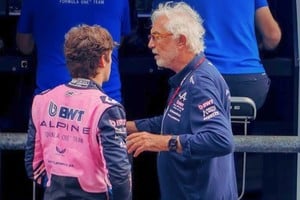 Tras un paso exigente por Singapur, el piloto argentino recarga energías de cara a la gira americana y pide frenar los ataques virtuales a sus rivales.