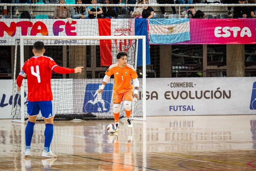 Intensidad y despliegue físico: el choque entre la Albiceleste y el seleccionado trasandino mantuvo la emoción de principio a fin.