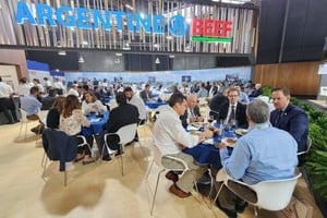 SIAL París es una de las mayores ferias internacionales de alimentos y bebidas, un punto de encuentro para productores, exportadores, importadores, distribuidores y compradores de todo el mundo.
