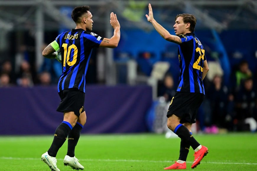 Soccer Football - UEFA Champions League - Inter Milan v Club Brugge - San Siro, Milan, Italy - October 13, 2026
Inter Milan's Lautaro Martinez celebrates scoring their first goal with Nicolo Barella REUTERS/Daniele Mascolo