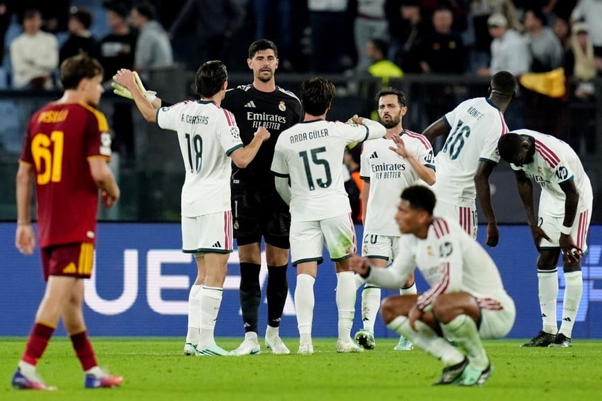 Soccer Football - UEFA Champions League - AS Roma v Real Madrid - Stadio Olimpico, Rome, Italy - October 14, 2026
Real Madrid's Thibaut Courtois celebrates with teammates after the match REUTERS/Matteo Ciambelli