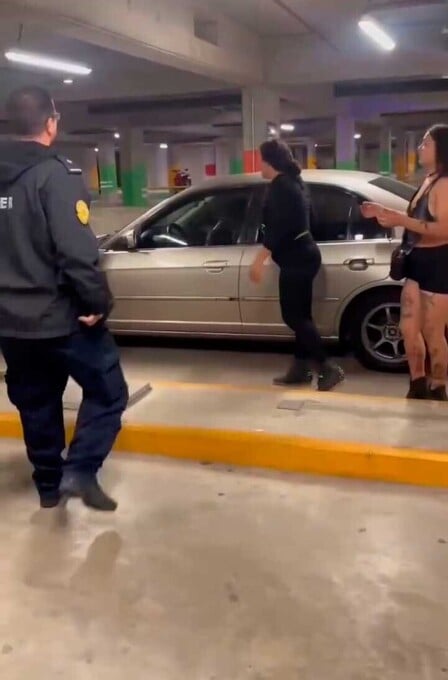 El último momento de la secuencia, en el estacionamiento del lugar.