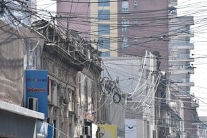 Una maraña de cables que ya no sirven en un sector del macrocentro. Archivo Guillermo Di Salvatore