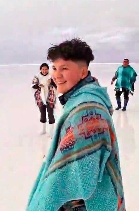 El raro fenómeno sorprendió a los chilenos que visitaron el salar.