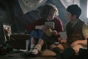 Beatrice Campbell como Polly y David McKenna como Digory. Foto: Gentileza Netflix
