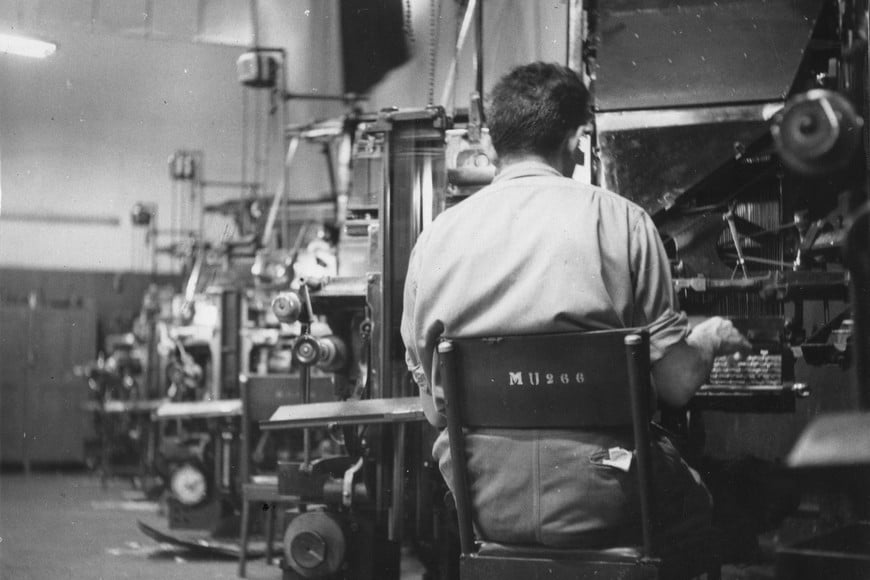 La muestra recupera los primeros años de El Litoral y el trabajo artesanal que hacía posible imprimir cada edición.