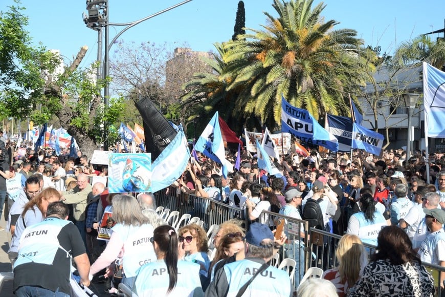 El acto central se realizó frente al Rectorado de la UNL. Foto: Manuel Fabatía
