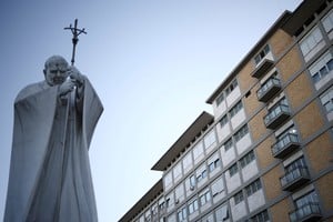 El Pontífice retomó algunas actividades laborales y participó de una misa en el centro médico. Créditos: REUTERS/Guglielmo Mangiapane