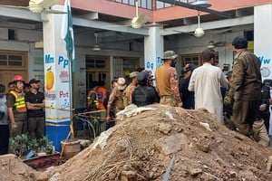 Los rescatistas trabajaron entre los escombros para buscar sobrevivientes en Peshawar.