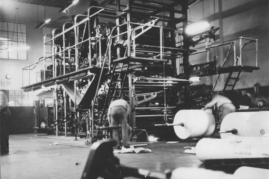 La muestra recupera los primeros años de El Litoral y el trabajo artesanal que hacía posible imprimir cada edición.