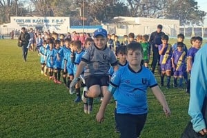 Sonrisas y pura emoción: los más pequeños disfrutan cada jugada en el inicio de El Lagunerito.