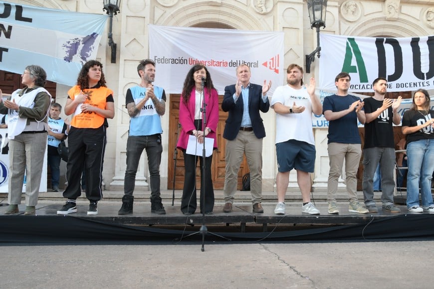 La rectora Laura Tarabella (UNL) y el decano Alelandro Tóffolo (UTN), en el centro, leyeron el documento unificado junto con representantes estudiantiles, docentes y no docentes. Foto: Manuel Fabatía