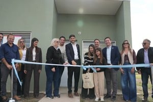 Las nuevas viviendas cuentan con dos dormitorios, cocina-comedor, baño, lavadero y servicios esenciales para las familias adjudicatarias.
