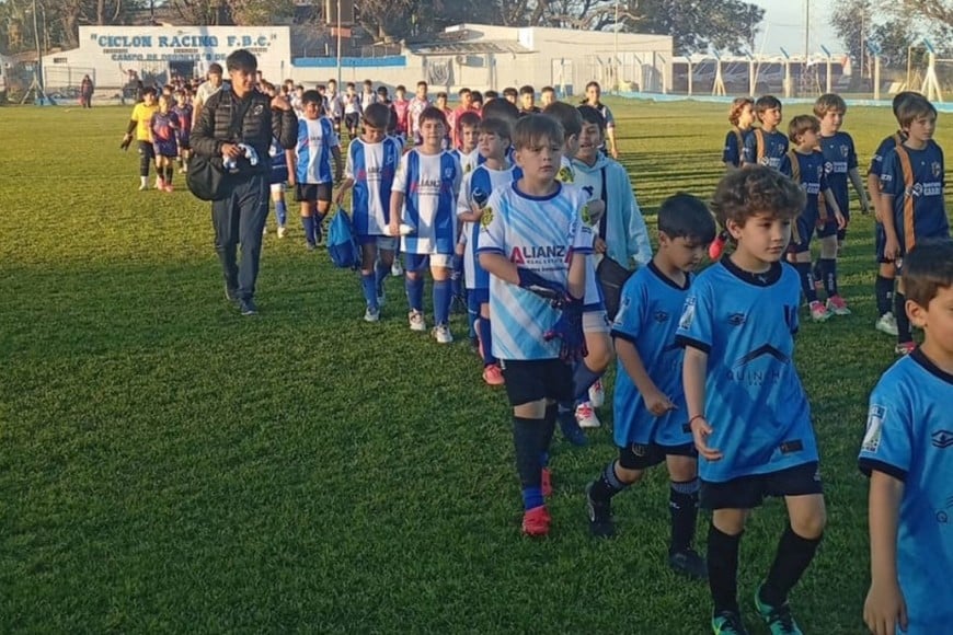Listos para el debut: con la ilusión intacta y rostros llenos de felicidad, los equipos formaron antes del pitazo inicial para poner en marcha el torneo.