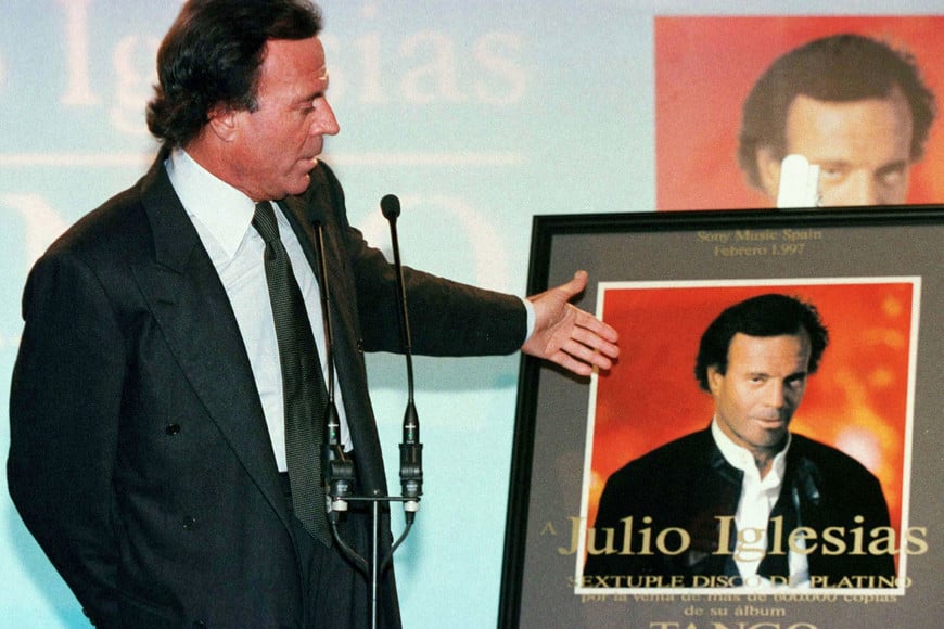 julio iglesias cantante premio album platino por su disco tango spain iglesias spain madrid spanish singer iglesias receives platinum album in madrid e 3s 19970206 mad01:spain-iglesias:madrid,6feb97 - spains julio iglesias points to a portrait of himself february 6 after receiving his sixth platinum album for his recording "tango." "tango" has sold around 600,000 copies, mostly in spain and latin america. sp-photo by sergio perez reuters julio iglesias cantante premio album platino por su disco tango SPAIN IGLESIAS
Spain
MADRID
SPANISH SINGER IGLESIAS RECEIVES PLATINUM ALBUM IN MADRID
E
3S
19970206
MAD01:SPAIN-IGLESIAS:MADRID,6FEB97 - Spain's Julio Iglesias points to a portrait of himself February 6 after receiving his sixth platinum album for his recording "Tango." "Tango" has sold around 600,000 copies, mostly in Spain and Latin America. sp/Photo by Sergio Perez REUTERS