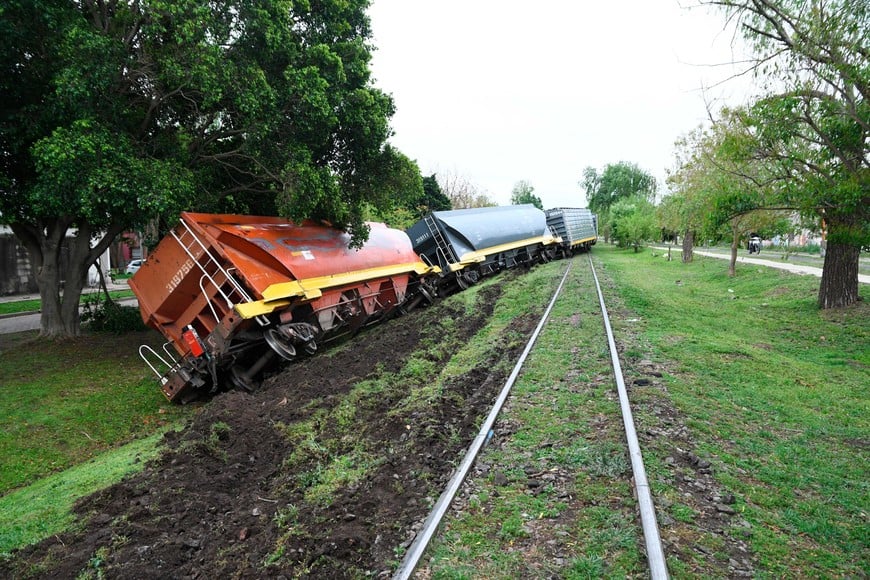 Una postal casi semanal en Santa Fe con el tren caído. Foto: Flavio Raina
