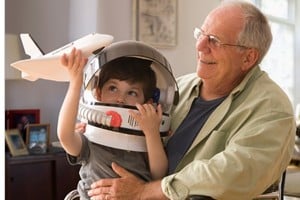 Un abuelo disfruta plenamente con su nieto. La ancianidad expuesta a través de una imagen idealizada.