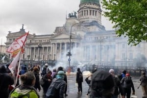 Los disturbios comenzaron cuando un grupo de manifestantes vandalizó instalaciones.