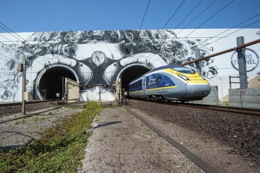 Diecinueve personas resultaron heridas tras el impacto entre un minibús y un tren en la terminal de carga del Túnel del Canal.