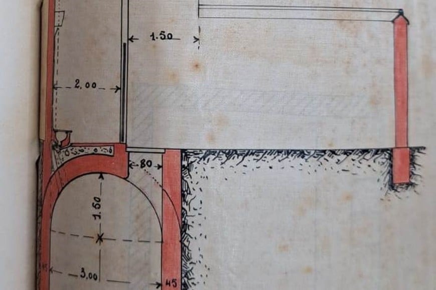 Plano ampliación de 1896. Corte AB donde se observa el pozo de la letrina y el baño.