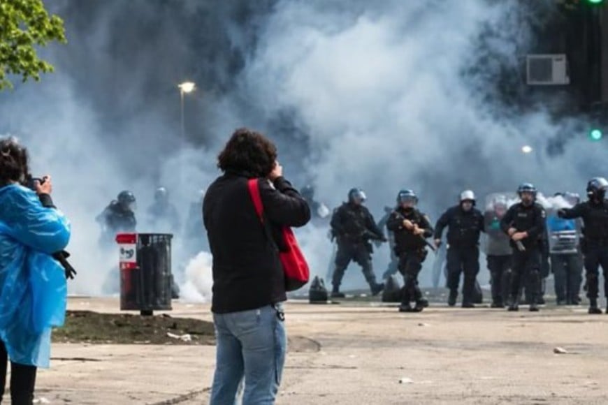 Los disturbios comenzaron pasadas las 15:30, cuando un grupo de manifestantes vandalizó instalaciones.