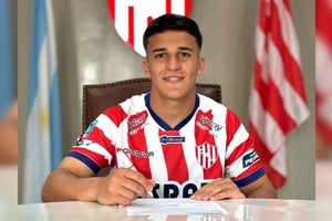 Mateo Peresutti, el volante central de las inferiores que ya debutó y firmó primer contrato hasta el 2028. Podría arrancar de titular el lunes en el Bajo Flores.