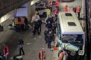 Efectivos policiales y unidades médicas de la prefectura de Pas-de-Calais trabajaron en el lugar para asistir a los 19 heridos.
