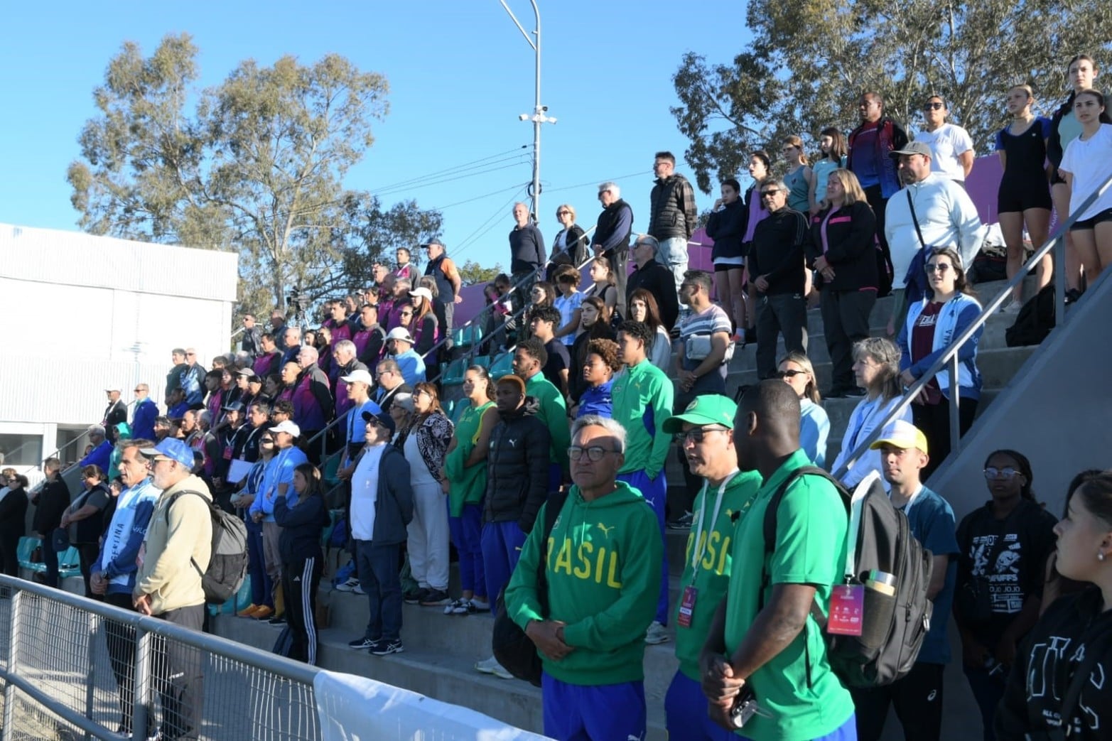 Participantes y espectadores en el acto inaugural del XII Campeonato Sudamericano U23 de Atletismo 2026.