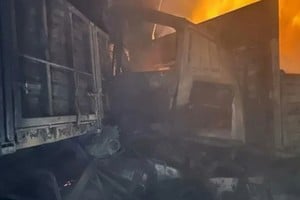 Uno de los camiones involucrados en el fatal accidente sobre el kilómetro 99 de la Ruta Nacional 12, a la altura de Isla Talavera.