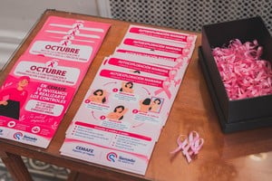 La campaña incluye folletos informativos sobre prevención y detección temprana.